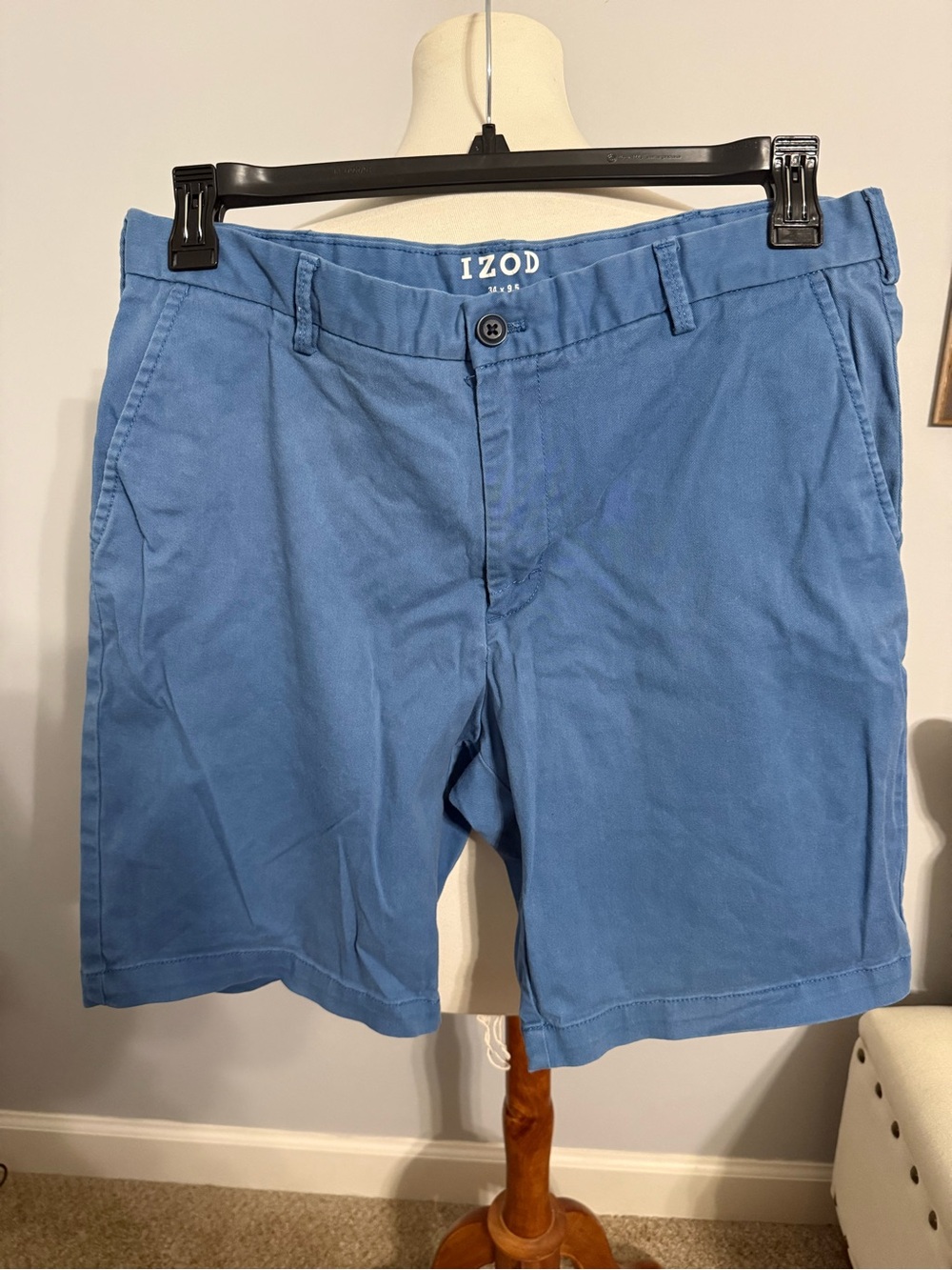 Izod Men’s Blue flat front cotton shorts